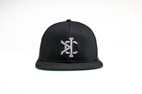 Signature Snap-back in Black